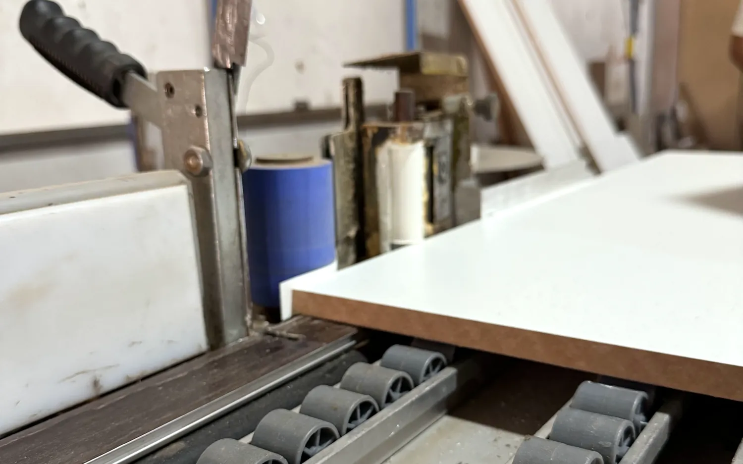 Coladeira de borda aplicando fita em peça de MDF