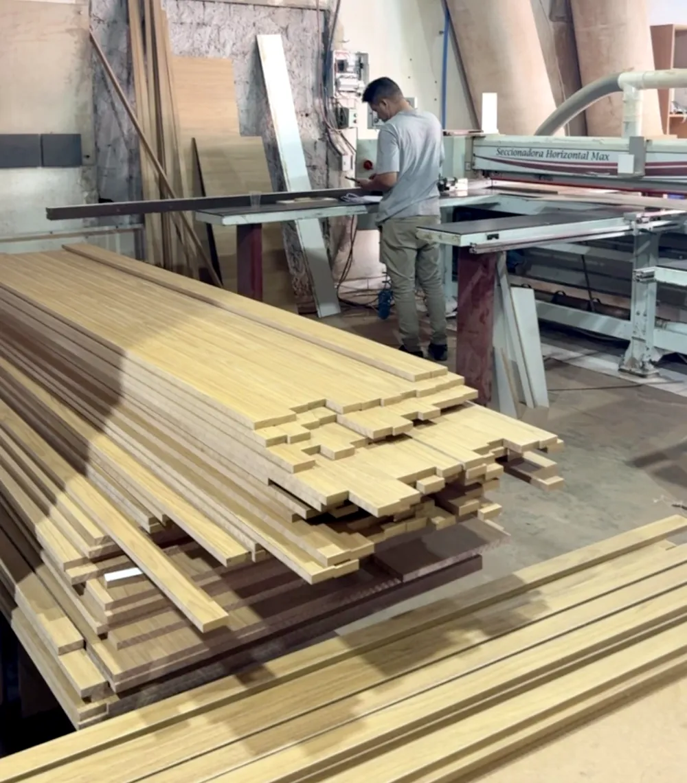 Ripas de MDF de 2,5 cm cortadas e empilhadas na oficina do Centro Projette